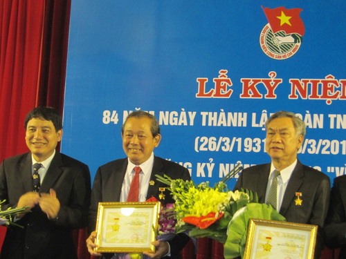 Đồng chí Trương Hòa Bình - Chánh án TANDTC đón nhận Kỷ niệm chương “Vì thế hệ trẻ”